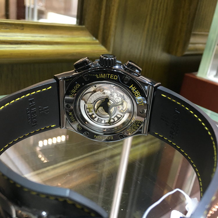 Hublot 宇舶 经典融合系列，525.CM.0179.VR.PEL14。45毫米表径，陶瓷表壳，黑色面盘，6点位置日期显示，计时功能，自动上弦机械机芯，动力储备42小时。专柜定价：126000元。 单表无附件。