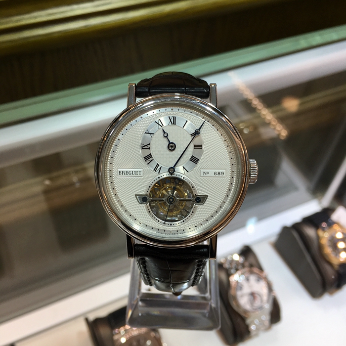 Breguet 宝玑 经典复杂系列，5307PT/12/9V6。39毫米表径，PT950铂金表壳，白色面盘，6点位置陀飞轮装置，12点位置罗马数字时标，自动上弦机械机芯。 单表无附件。