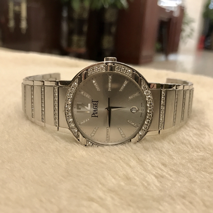 PIAGET 伯爵 POLO 系列，G0A26025。38毫米表径，18K白金表壳。银色表盘，镶钻刻度，6点位置日期显示。蓝宝石水晶玻璃表镜，自动上弦机械机芯。专柜定价：714800元。 全套附件齐全。
