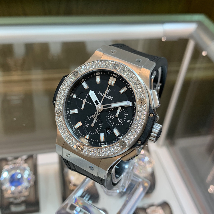 Hublot 宇舶 Bigbang 大爆炸系列，301.SX.1170.RX.1104。44毫米表径，精钢镶嵌114颗钻石，重1.70克拉，附6颗H形钛金属螺丝，哑光黑色表盘，缎面镀铑嵌入式刻度附白色夜光涂层缎面镀铑指针附白色夜光涂层，视窗式日期显示，计时功能，HUB 4100自动上弦机械机芯，动力储备42小时。专柜定价：138400元。 单表无附件。