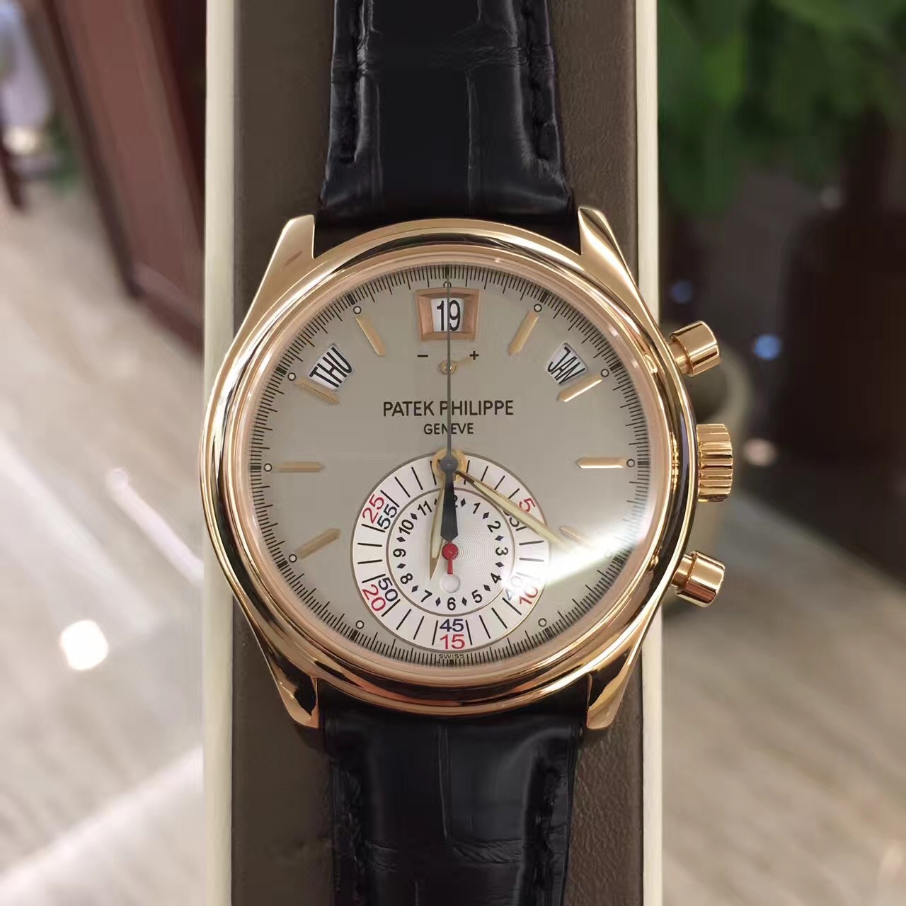 PATEK PHILIPPE 百达翡丽 复杂功能计时系列，5960R。40毫米表径，18k玫瑰金表壳，日辉纹表盘，纯金立体时针。2点、10点和12点位置分别设置了视窗式月份、星期和日期显示。6点位置设有 60 分钟和 12 小时单计时器。蓝宝石水晶表镜。自动上弦机械机芯。动力储备55小时。 单表无附件。