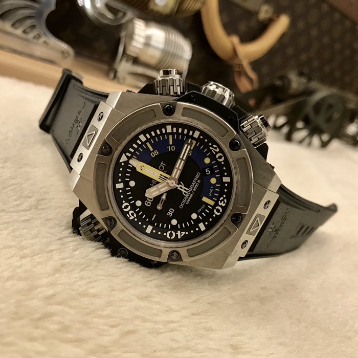 Hublot 宇舶 王者至尊系列，732.NX.1127.RX。48毫米表径，钛金属表壳，黑色面盘，5点位置日期显示，9点位置小秒针，计时功能自动上弦机械机械。专柜定价：153900元。 未使用品单表无附件。