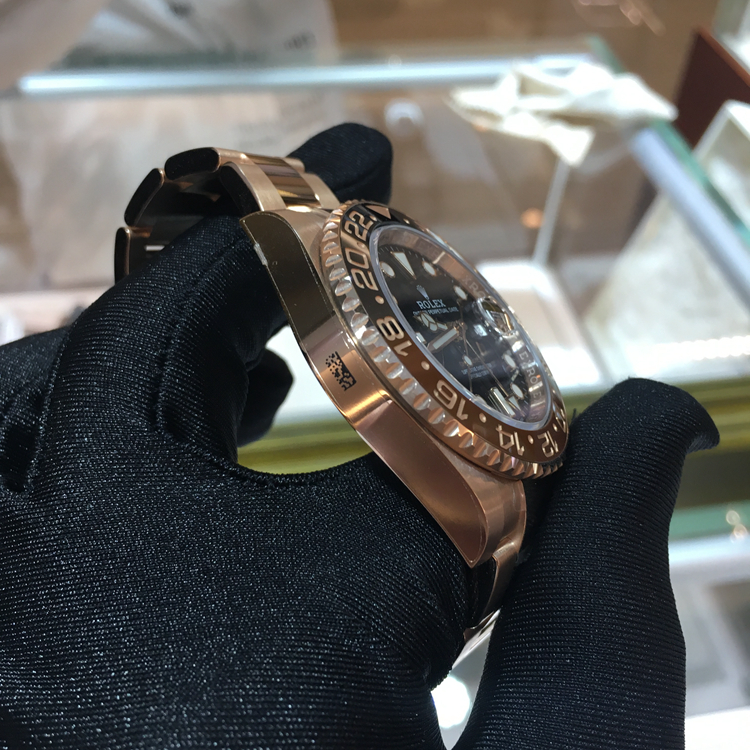 Rolex 劳力士 格林尼治型II系列，m126715chnr-0001。40毫米表径，18K玫瑰金表壳，表面磨砂，边缘磨光；双向旋转外圈，配棕黑双色 Cerachrom 陶质24小时刻度字圈盘材质黑色漆面，3点位置日期显示，自产3285自动上弦机械机芯，动力储备70小时。专柜定价：285600元。 未使用品全套附件齐全。