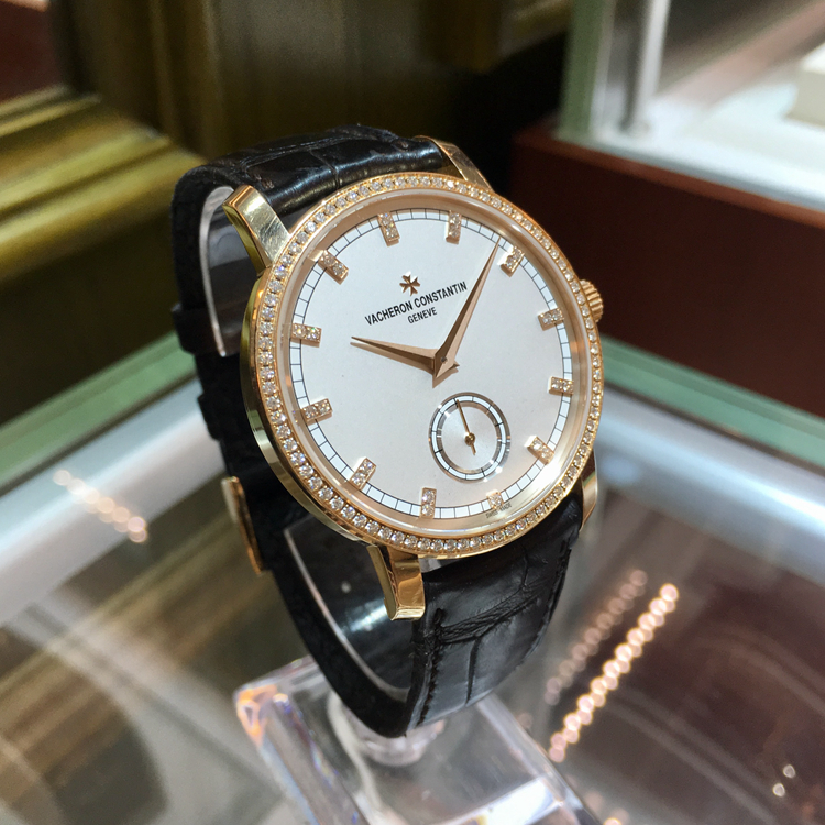Vacheron Constantin 江诗丹顿 传承系列，82572/000R-9604。38毫米表径，18K玫瑰金原钻表壳，白色面盘，手动上弦机械机芯，专柜定价：207000元。 全套附件齐全。
