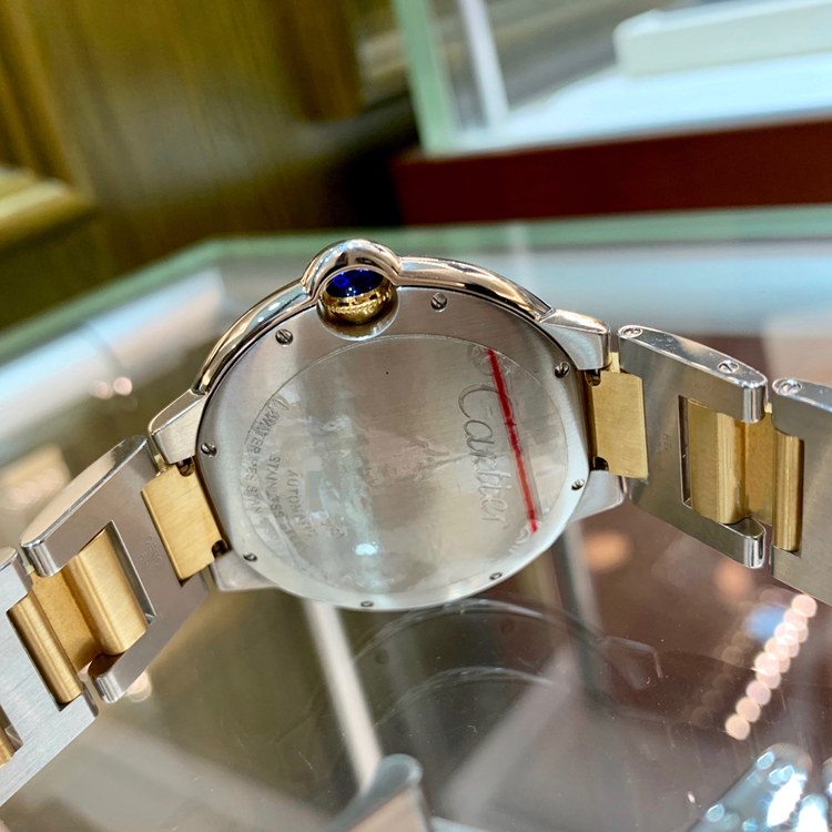 Cartier 卡地亚 Ballon Bleu 蓝气球系列，W69009Z3。42.1毫米表径，精钢/18K黄金表壳，银白色面盘，罗马数字时标，3点位置日期显示，Cal.049自动上弦机械机芯，专柜定价：74500元。 未使用品全套附件齐全。