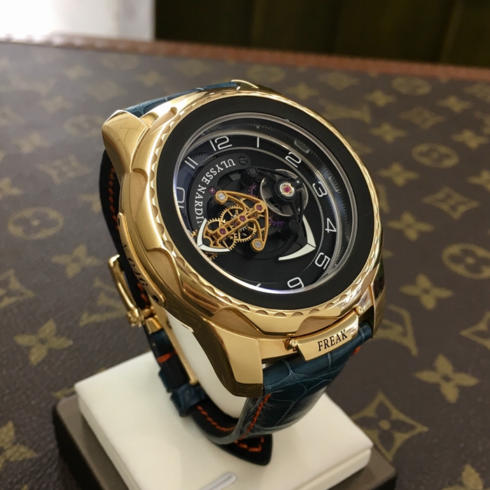 Ulysse Nardin 雅典 奇想系列，2056-131。45毫米表径，18K玫瑰金表壳，黑色表盘，蓝宝石水晶玻璃表镜，手动上弦机械机芯。专柜定价：720000港币。 单表无附件。