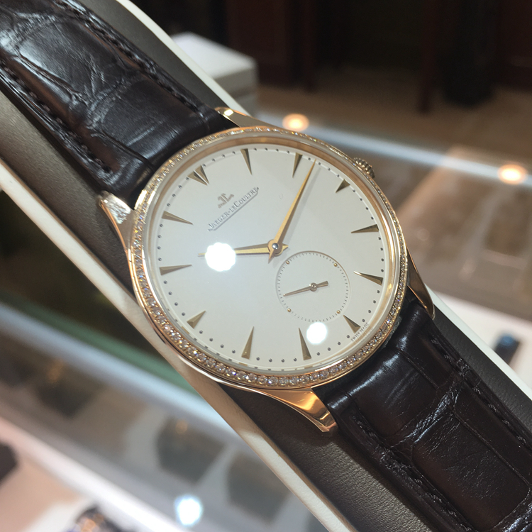 Jaeger-LeCoultre 积家 master 大师系列，1352502。40毫米表径，18k玫瑰金镶钻表壳，镶嵌84颗钻石约0.6 克拉，米色面盘，磨砂分钟刻度，镶贴时标，太妃形指针，896/1自动上弦机械机芯，动力储备43小时。专柜定价：149000元。 全套附件齐全。