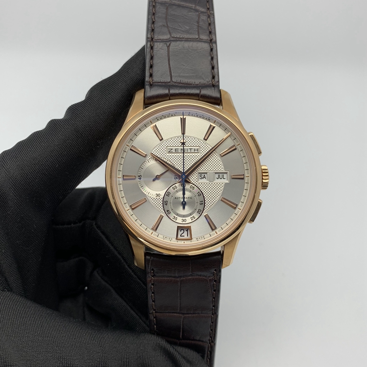 Zenith 真力时 PRIMERO 系列，18.2070.4054/02.C711。42毫米表径。18K玫瑰金表壳，银色面盘，日期显示、星期显示，月份显示功能，El Primero 4054自动上弦机械机芯，动力储备50小时。专柜定价：159000元。 单表附盒子。