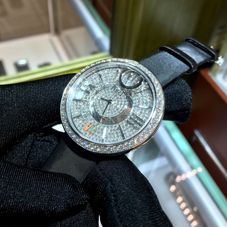 PIAGET 伯爵 LIMELIGHT系列，G0A37156。39毫米表径，18K白金原钻表壳镶衬52颗圆形美钻（约 1.6克拉），表盘镶衬335颗圆形美钻（约 2.3克拉），搭配18K白金时标，罗马数字时标，Cal.56P精准石英机身，专柜定价：488500元。 全套附件齐全。