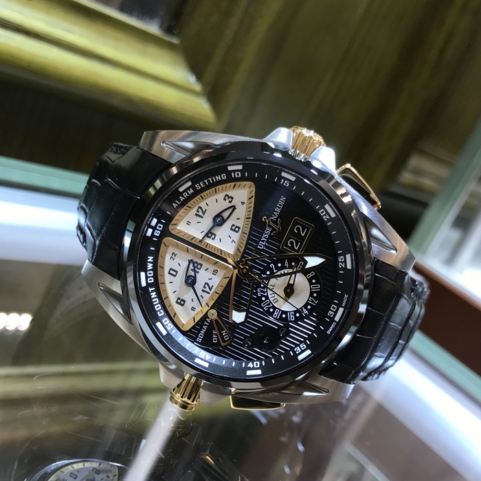 Ulysse Nardin 雅典 鎏金系列，675-00。44毫米表径，钛金属表壳，陶瓷表圈，大日历显示，双时区，闹钟功能。自动上弦机械机芯，动力储备42小时。专柜定价：388000港币。 未使用品全套附件齐全。