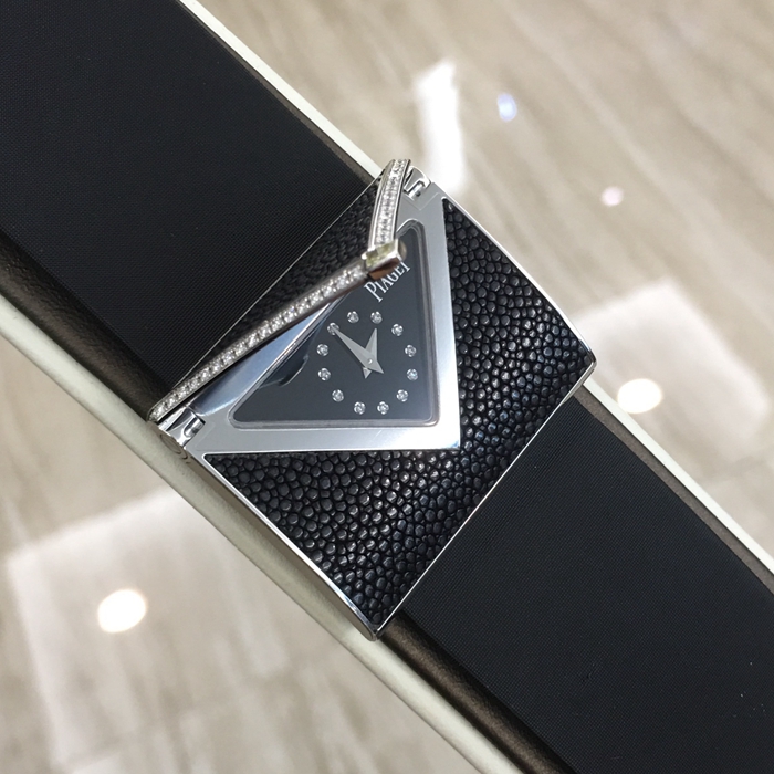 PIAGET 伯爵 LIMELIGHT 情书神秘腕表，隐藏式腕表G0A32101。38x28毫米表径，18K白金表壳，镶衬一颗公主式切割美钻（约0.2克拉）和36颗圆形美钻（约0.3克拉），表盘搭配时标，镶衬12颗圆形美钻（约0.03克拉）。搭载伯爵56P石英机芯。 未使用品全套附件齐全。