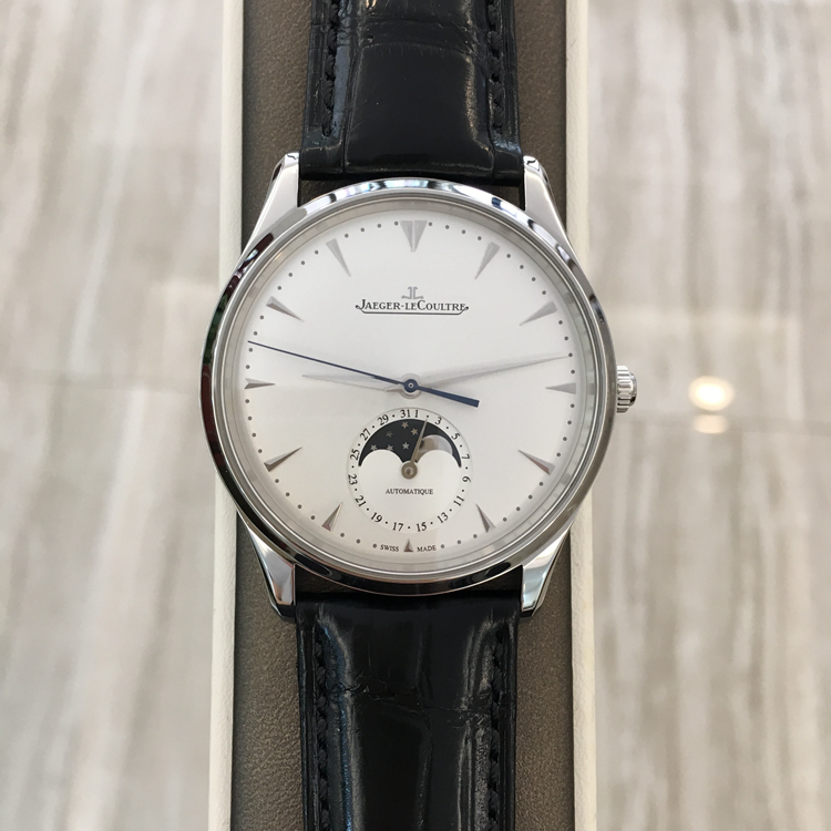 Jaeger-LeCoultre 积家 master 大师系列，1368420。39毫米表径，精钢表壳，银色面盘，放射状拉丝，镀铑时标，太妃形指针，6点位置日期、月相显示，Cal.925/1自动上弦机械机芯，动力储备43小时。专柜定价：67500元。 全套附件齐全。