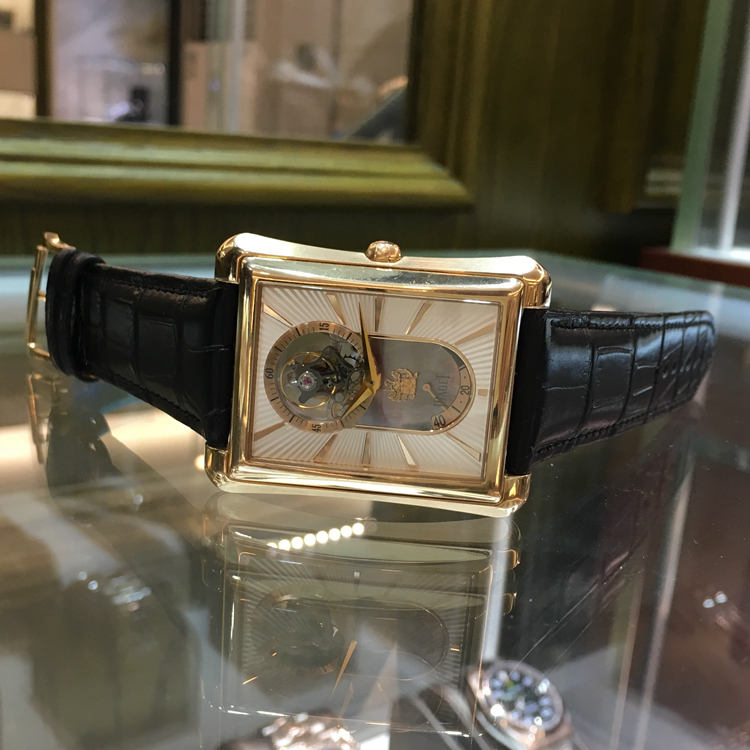 PIAGET 伯爵 BLACK -TIE系列，G0A34127。36毫米表径，18K玫瑰金表壳，银白色面盘，6点位置为动力储备显示，12点位置为陀飞轮装置，Cal.600P手动上弦机械机芯，动力储备44小时，专柜定价：1460000港币。 单表无附件。