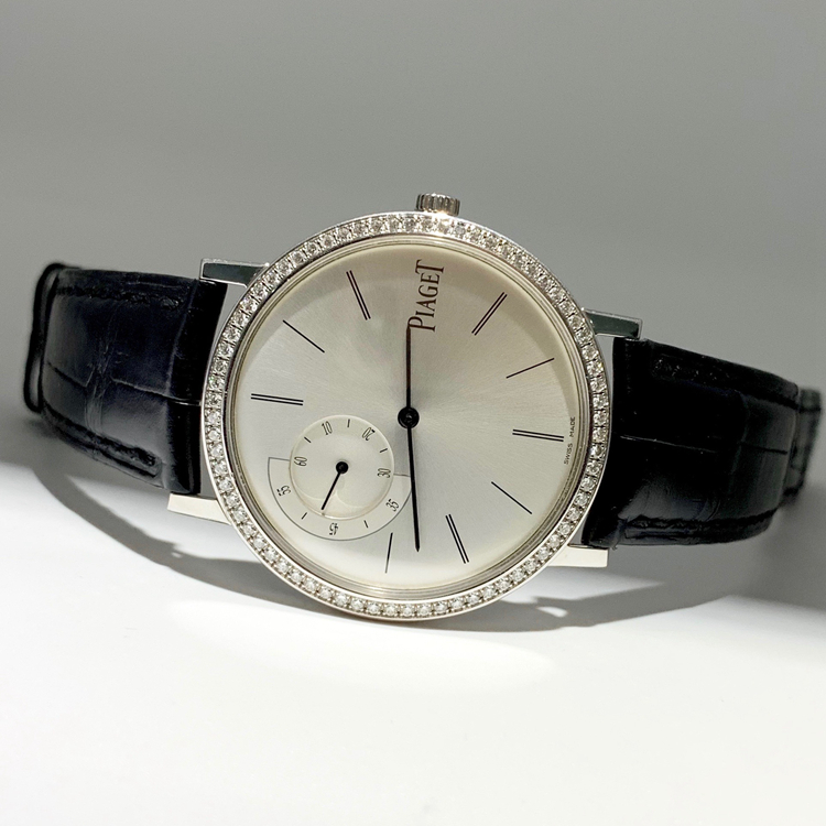 PIAGET 伯爵 ALTIPLANO系列，G0A35118。40毫米表径，18K白金镶钻表壳，银灰色面盘，10点位置小秒针装置。手动上弦机械机芯，动力储备61小时。专柜定价：202000元。 全套附件齐全。