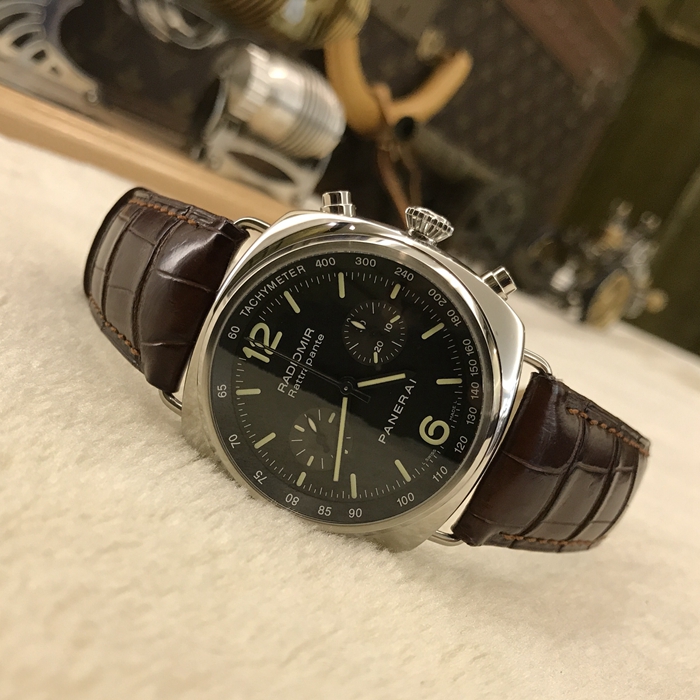 Panerai 沛纳海  限量珍藏款系列，PAM 00214。精钢表壳，45毫米表径，黑色面盘，计时功能自动上弦机械机芯。专柜定价：123500元。 全套附件齐全。