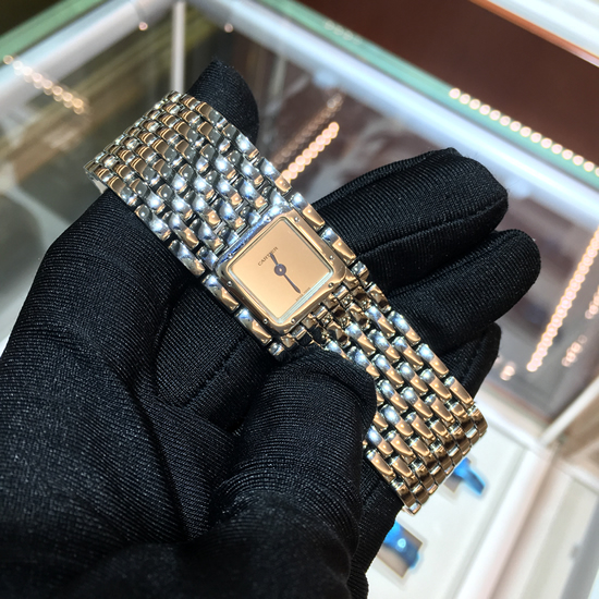 Cartier 卡地亚 女表，17x17毫米表径，精钢表壳，银色面盘，剑形指针，精准石英机芯。 单表无附件。