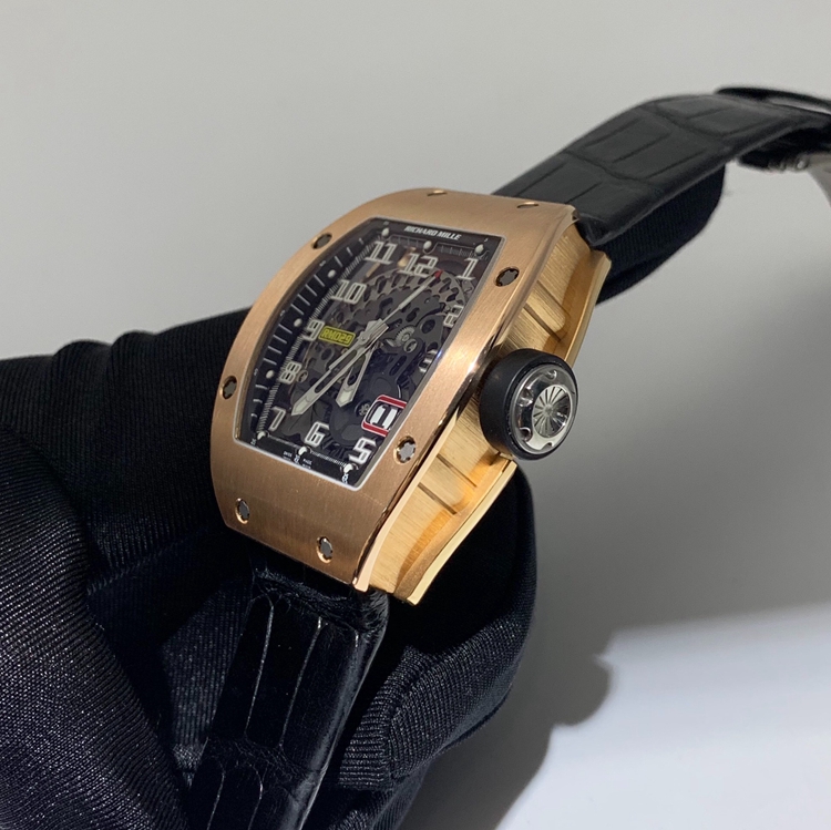 RICHARD MILLE 理查德米勒 男士系列，RM 029。47.5*38.5毫米表径，18K玫瑰金表壳，镂空酒桶型面盘，四点位置日期显示，自动上弦机械机芯。 单表无附件。