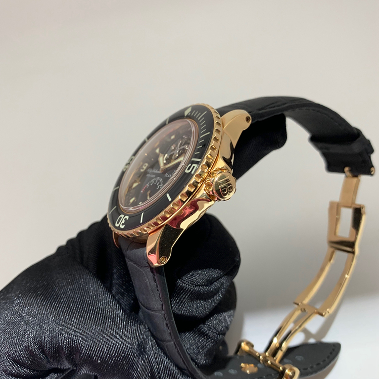 Blancpain 宝珀 五十噚系列，5025-3630-52A。45毫米大表径，18K玫瑰金表壳，黑色面盘，12点位置陀飞轮装置，6点位置动力储备显示，25A自动上弦机械机芯，动力储备192小时，专柜定价：1029500元。 单表附盒子。
