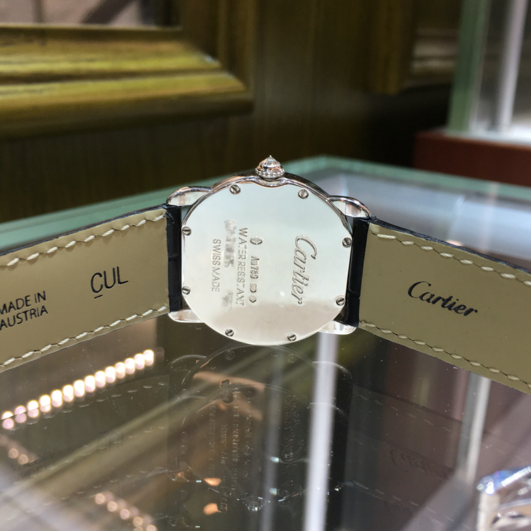 CARTIER 卡地亚 ROTONDE DE CARTIER系列，WR000251。29毫米表径，18K白金原钻表壳，白色面盘，精准石英机芯。专柜定价：171000元。 全套附件齐全。
