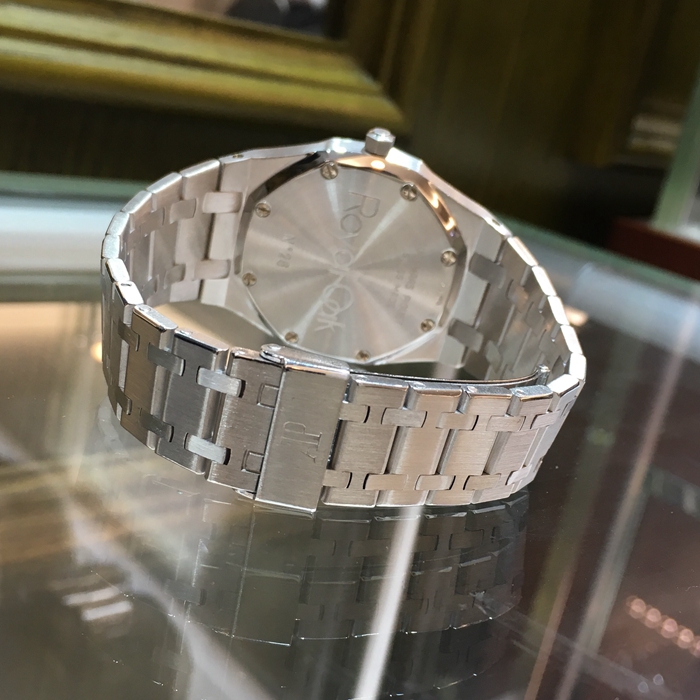 Audermars Piguet 爱彼 皇家橡树系列，35毫米表径，18K白金满天星原镶钻，3点位置视窗式日期显示，自动上弦机械机芯。 单表无附件。