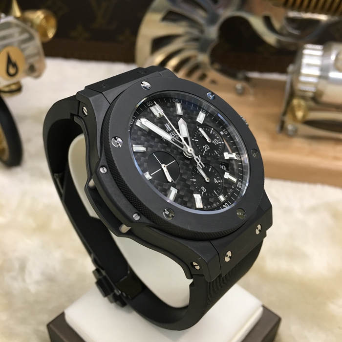 Hublot 宇舶 Bigbang 大爆炸系列，301.CI.1770.RX。44毫米表径，陶瓷表壳。黑色表盘， 日历显示，计时功能自动上弦机械机芯，动力储备42小时。专柜定价：115300元。 单表无附件。