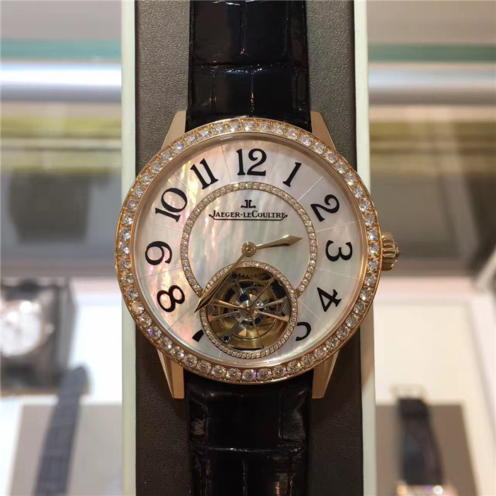 Jaeger-LeCoultre 积家约会系列，Q3412405，39毫米表径，玫瑰金原镶钻，贝母面表盘，六点位置陀飞轮装置，背透自动机械。公价625000元。 未使用品全套附件齐全。