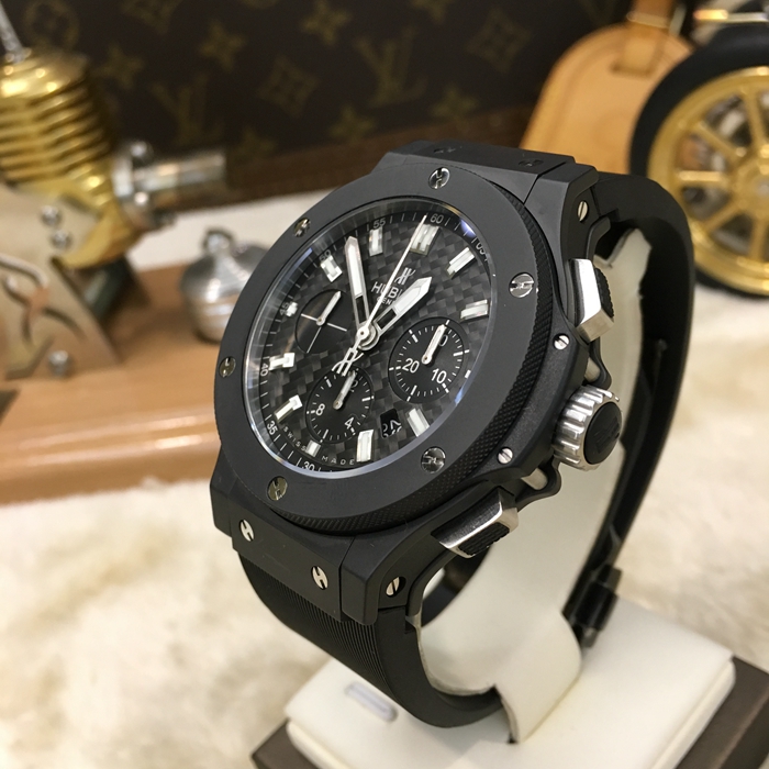 Hublot 宇舶 Bigbang 大爆炸系列，301.CI.1770.RX。44毫米表径，陶瓷表壳。黑色表盘， 日历显示，计时功能自动上弦机械机芯，动力储备42小时。专柜定价：115300元。 单表无附件。