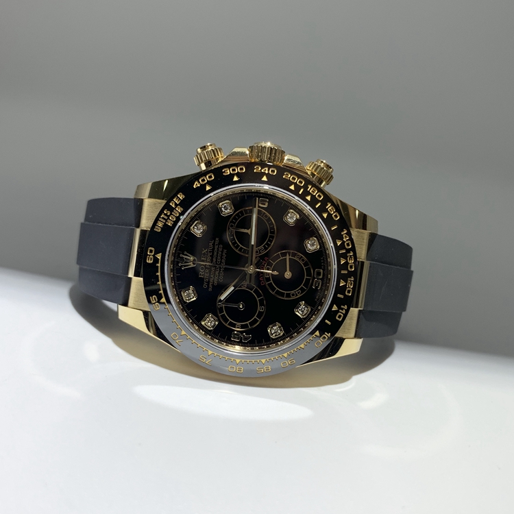 Rolex 劳力士 宇宙计型迪通拿系列，116518。40毫米表径，18K黄金表壳，黑色Cerachrom陶质实心外圈连计速刻度，黑色面盘，8颗钻石时标，6点位置小秒针显示，30分钟和12小时计时分别设于3点和9点位置，计时功能，4130自动上弦机械机芯，动力储备72小时。专柜定价：230200元。 单表无附件。