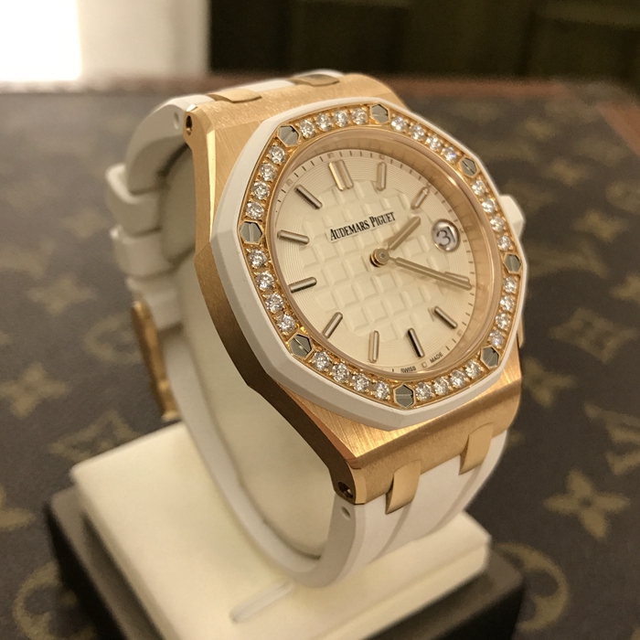 Audermars Piguet 爱彼 皇家橡树离岸型系列，67540OK.ZZ.A010CA.01。37毫米表径，18K玫瑰金表壳，白色面盘，三点位置日期显示，精准石英机芯。 全套附件齐全。