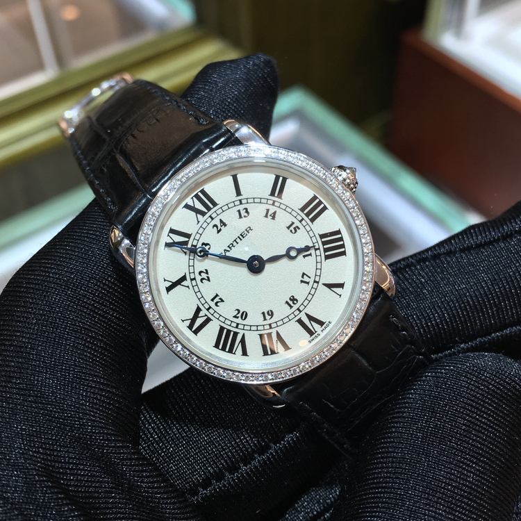 CARTIER 卡地亚 ROTONDE DE CARTIER系列，WR000251。29毫米表径，18K白金原钻表壳，白色面盘，精准石英机芯。专柜定价：171000元。 全套附件齐全。
