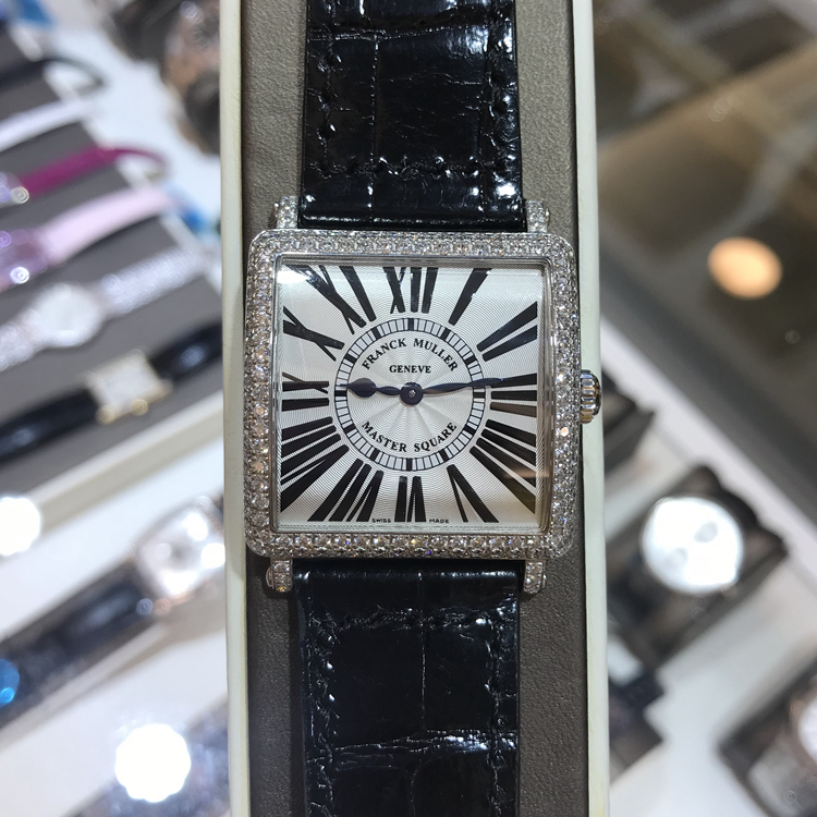 FRANCK MULLER 法兰克穆勒，6002 M QZ D。36.5毫米表径，18K白金，原镶钻圈钻耳，白色面盘，罗马数字时标，精准石英机芯。 单表无附件。