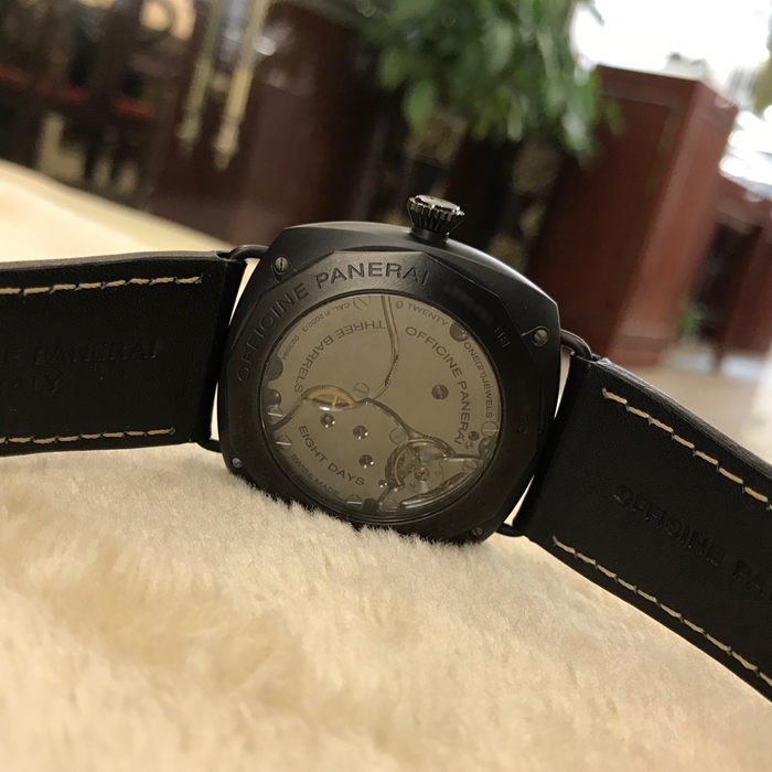 Panerai 沛纳海 RADIOMIR系列，PAM 00384。45毫米表径，陶瓷表壳。黑色表盘，附夜光阿拉伯数字及小时标示。3点钟位置设日期显示，9点钟位置设小秒盘，6点钟位置设线性动力储存显示。手动上弦机械机芯，动力储备192小时。专柜定价：91800元。 单表无附件。