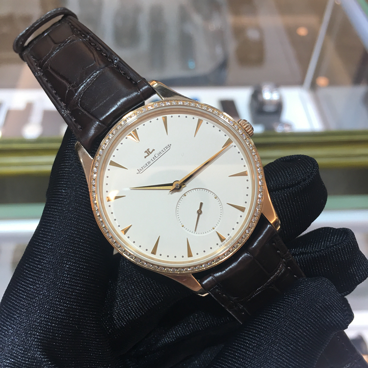 Jaeger-LeCoultre 积家 master 大师系列，1352502。40毫米表径，18k玫瑰金镶钻表壳，镶嵌84颗钻石约0.6 克拉，米色面盘，磨砂分钟刻度，镶贴时标，太妃形指针，896/1自动上弦机械机芯，动力储备43小时。专柜定价：149000元。 全套附件齐全。