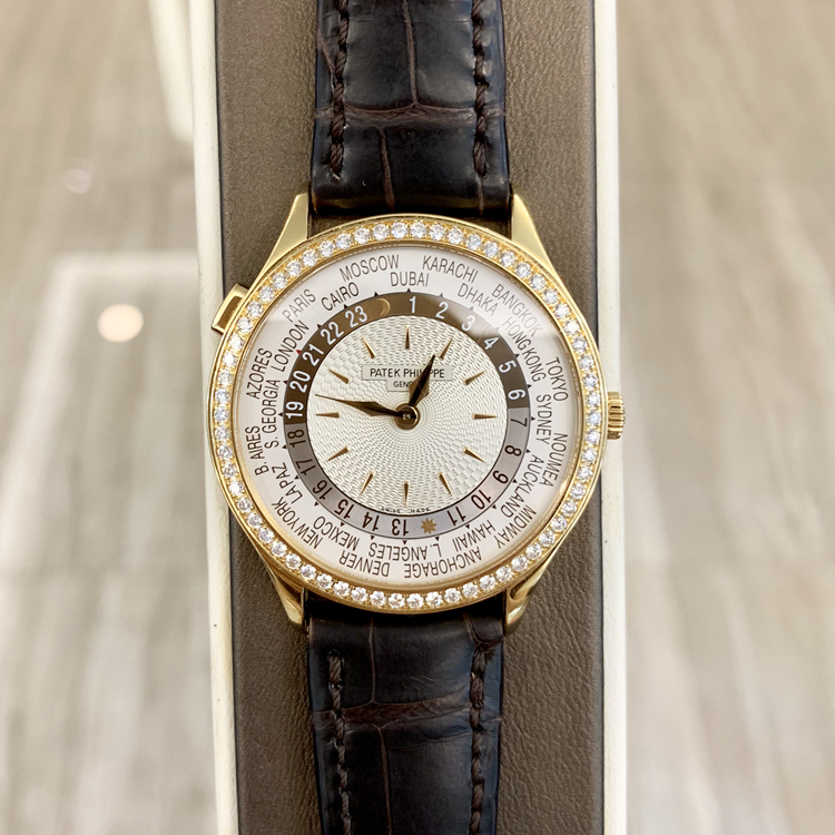 PATEK PHILIPPE 百达翡丽 复杂功能时计系列，7130R-011。36毫米表径，18K玫瑰金表壳，表圈镶嵌 62 颗钻石（~0.82 克拉），象牙白莹彩，手工雕饰纹处理面盘，金质立体时标，24个时区的24小时与昼/夜显示，240 HU自动上弦机械机芯，动力储备48小时，专柜定价：373500元。 单表无附件。