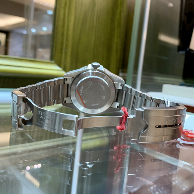 Tudor 帝舵 PELAGOS系列，25500TN。42毫米表径，钛金属/精钢表壳，单向旋转外圈，配黑色陶质字圈，潜水标志特色的“雪花”指针，黑色面盘，3点位置为日期显示，Cal.2824自动上弦机械机芯，动力储备38小时。专柜定价：39800元 单表附保卡。