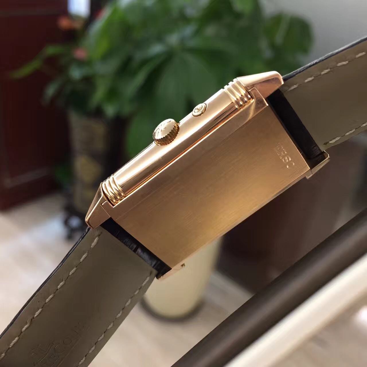 积家 翻转系列，18K玫瑰金表壳，26*42毫米表径，六点位置小秒针、两地时昼夜显示。蓝宝石水晶玻璃表镜。手动上弦机械机芯。 单表无附件。