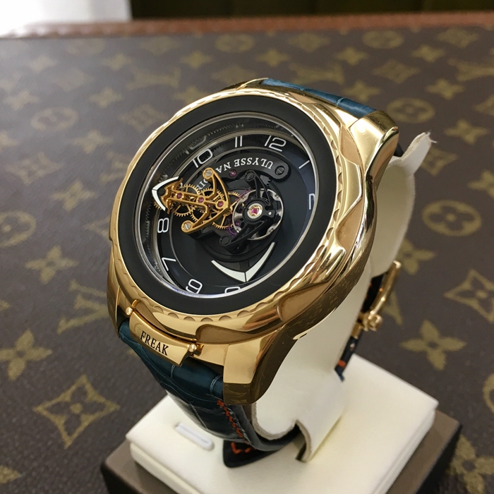 Ulysse Nardin 雅典 奇想系列，2056-131。45毫米表径，18K玫瑰金表壳，黑色表盘，蓝宝石水晶玻璃表镜，手动上弦机械机芯。专柜定价：720000港币。 单表无附件。