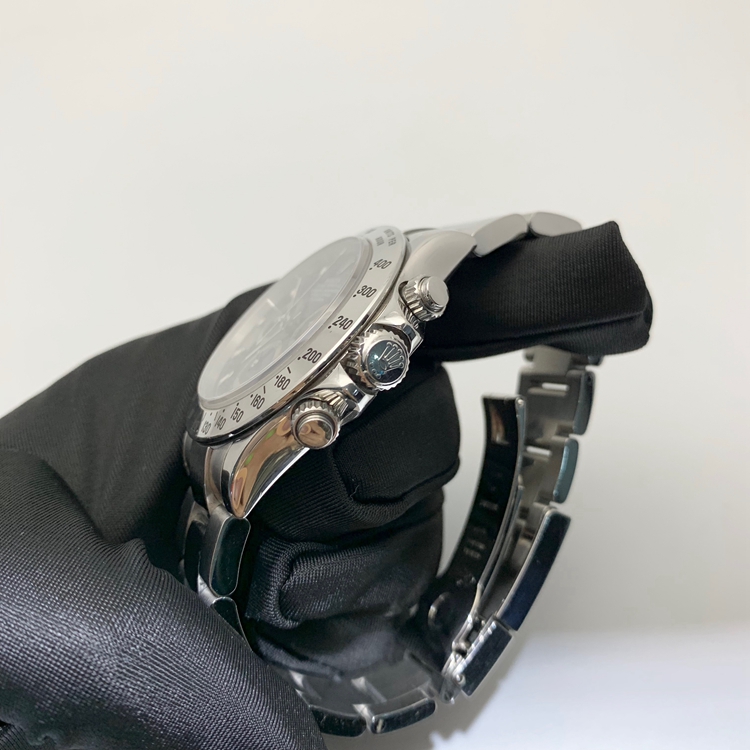 Rolex 劳力士 宇宙计型迪通拿系列，116520-78590。40毫米表径，精钢表壳，黑色表盘，中央时、分及秒针，小秒针设于6点位置，通过中央指针使定时器精准至1/8秒，30分钟和12小时计时盘分别设于3点和9点位置，秒针暂停功能以准确调校时间。计时功能，Cal.4130自动上弦机械机芯，专柜定价：92800元。 全套附件齐全。