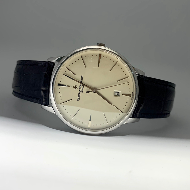 Vacheron Constantin 江诗丹顿 传承系列，85180/000G-9230。40毫米表径，18K白金表壳，白色面盘，6点位置日期显示，2450 Q6自动上弦机械机芯，动力储备40小时，专柜定价：201000元。 单表无附件。