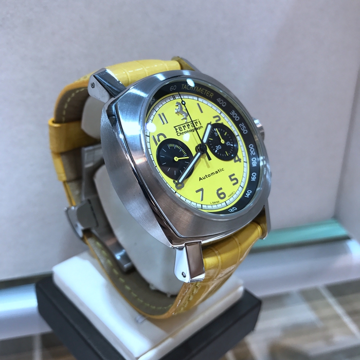 Panerai 沛纳海 FER00011。45毫米表径，精钢表壳，法拉利黄色面盘，12点位置法拉利立马标志，阿拉伯刻度，自动上弦机械机芯。限量800只，运动感十足，专柜定价：72400元。 全套附件齐全。