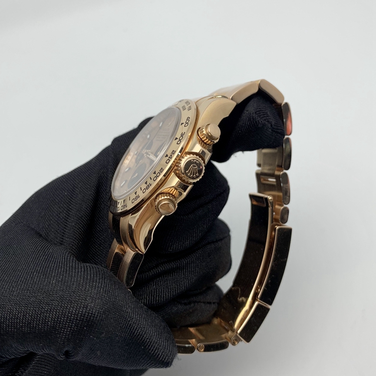 Rolex 劳力士 宇宙计型迪通拿系列，m116505-0009。40毫米表径，18k玫瑰金表壳，固定外圈连计速刻度，粉色面盘，6点位置小秒针显示，30分钟和12小时计时分别设于3点和9点位置，计时功能，4130自动上弦机械机芯，动力储备72小时。专柜定价：292500元。 单表无附件。