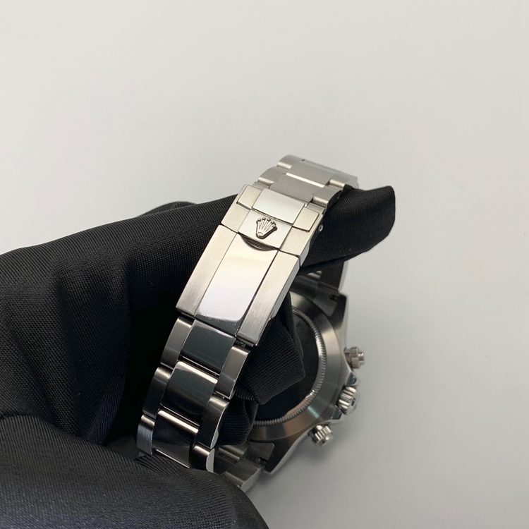 Rolex 劳力士 宇宙计型迪通拿系列，116520-78590。40毫米表径，精钢表壳，黑色表盘，中央时、分及秒针，小秒针设于6点位置，通过中央指针使定时器精准至1/8秒，30分钟和12小时计时盘分别设于3点和9点位置，秒针暂停功能以准确调校时间。计时功能，Cal.4130自动上弦机械机芯，专柜定价：92800元。 全套附件齐全。