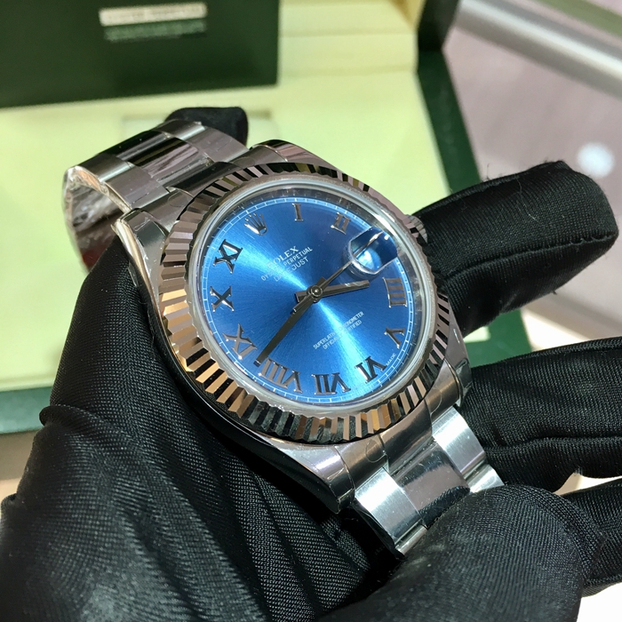 Rolex 劳力士 日志型系列，116334。41毫米表径，18K白金/精钢表壳，深蓝色面盘，罗马数字时标，3点位置日历显示，自产3136型自动上弦机械机芯，动力储备48小时。 未使用品全套附件齐全。