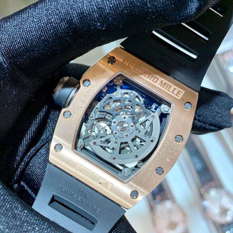 RICHARD MILLE 理查德米勒 男士系列，RM 030。50x42.7毫米表径，18K玫瑰金表壳，酒桶型镂空面盘，7点位置为日期显示，自动上弦机械机芯。 单表无附件。