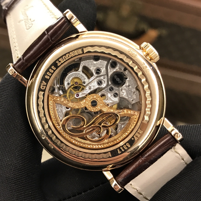 Breguet 宝玑 经典复杂系列，5317BR/12/9V6。39毫米表径，18K玫瑰金表壳，镀银金面盘带手工镌刻图案，罗马数字时标，6点位置陀飞轮装置，12点位置动力储备显示，自动上弦机械机芯，动力储备120小时。专柜定价：975400元。 单表无附件。