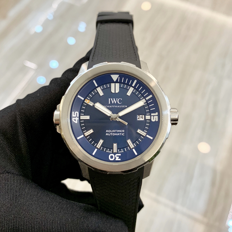 IWC 万国 海洋时计系列，IW329005。42毫米表径，精钢表壳，机械式内外旋转表圈，搭载安全潜水系统，蓝色面盘，3点位置为视窗式日期显示，30120自动上弦机械机芯，动力储备42小时，专柜定价：41700元。 全套附件齐全。