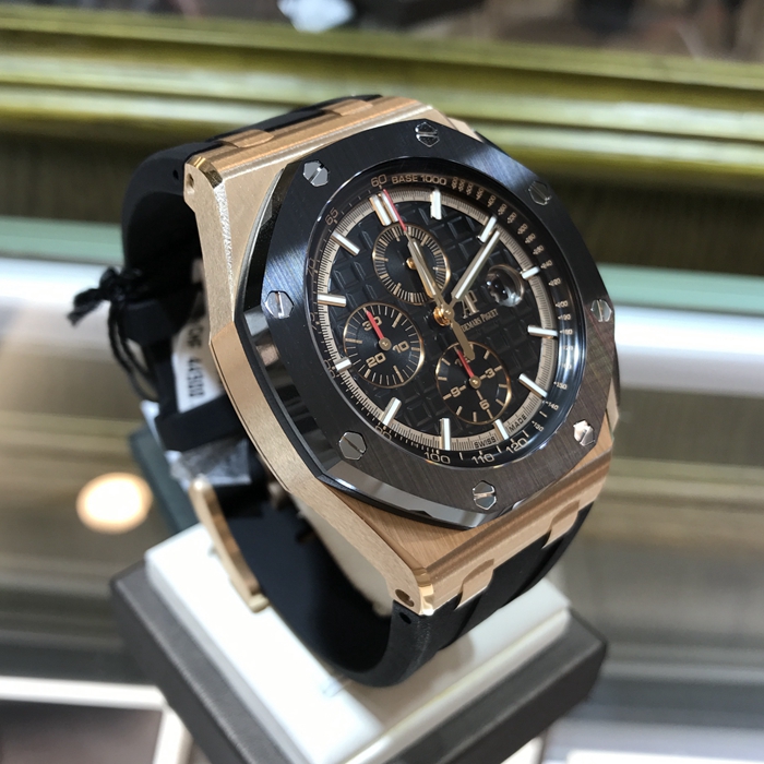 Audermars Piguet 爱彼 皇家橡树离岸型系列，26401RO.OO.A002CA.02。44毫米表径。18K玫瑰金表壳，陶瓷表圈。黑色表盘镌刻“Méga Tapisserie”超大格纹装饰，搭配玫瑰金色外区，黑色副表盘，玫瑰金材质荧光立体时标和皇家橡树指针，黑色内表圈。 未使用品全套附件齐全。