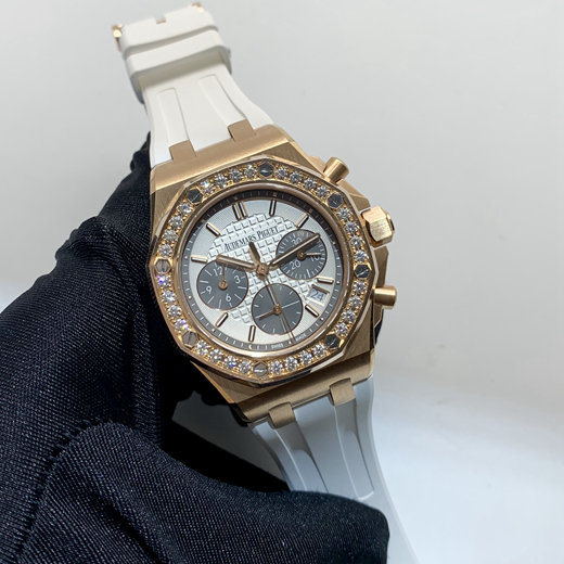 Audermars Piguet 爱彼 皇家橡树离岸型系列，26231OR.ZZ.D003CA.01。37毫米表径，18k玫瑰金?表壳，镶嵌32颗明亮形切割美钻，总重约 1.02克拉，银色表盘镌刻“Lady Tapisserie”格纹装饰，搭配灰钌色副表盘，灰钌色外表盘，玫瑰金荧光立体时标和皇家橡树指针，Cal.2385自动上弦机械机芯，动力储备40小时。专柜定价：341000元。