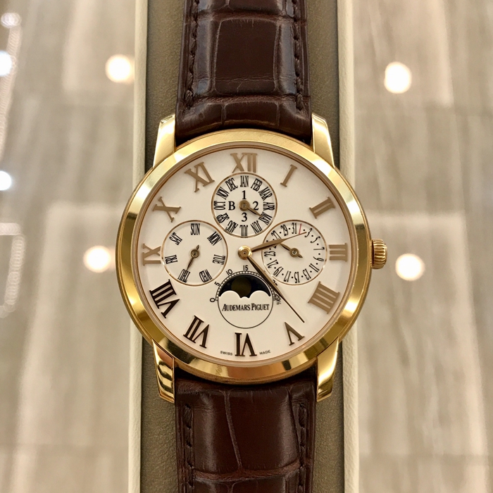 Audermars Piguet 爱彼 JULES AUDEMARS系列，26391OR.OO.D088CR.01。41毫米表径，18K玫瑰金表壳。白色圆形表盘，罗马数字时标，3点位置日历显示，6点位置月相显示，星期显示位于9点位置，万年历及月份显示位于12点位置。蓝宝石水晶玻璃表镜。自动上弦机械机芯，动力储备40小时。 单表无附件。