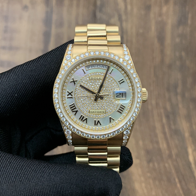 Rolex 劳力士 星期日历型系列，m118388-0030。36毫米表径，18K黄金原钻表壳，珍珠母贝密镶钻石面盘，罗马数字时标，中央时、分及秒针；快调瞬跳星期日历；3点位置为防反光凸透式放大日历窗，12点位置为星期显示，3155自动上弦机械机芯。 全套附件齐全。